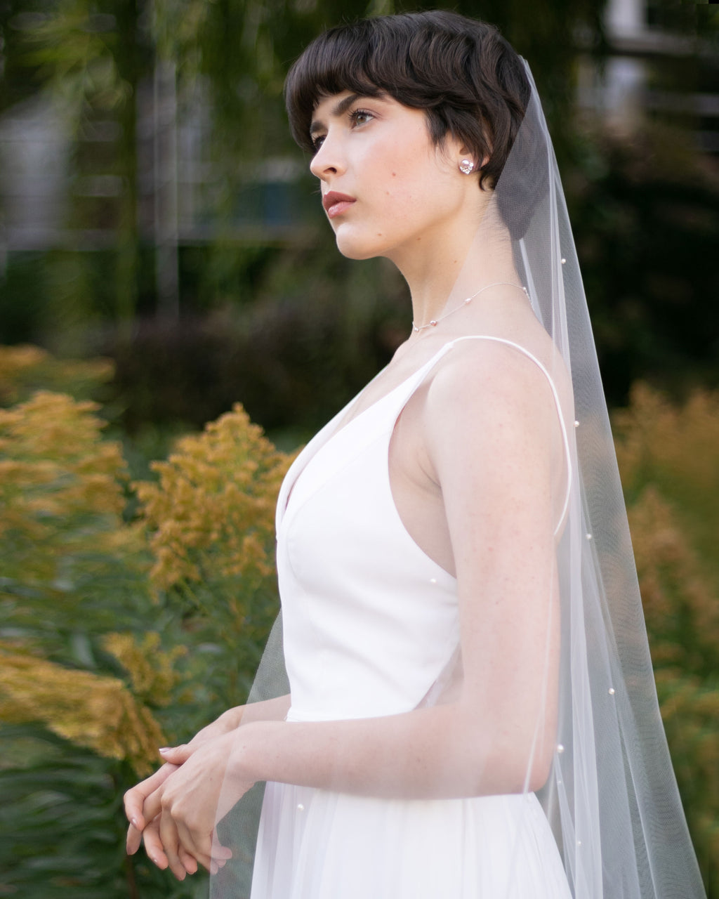 http://atelierelise.com/cdn/shop/products/iris-fingertip-veil-luxe-atelier-elise-2400-_3_1024x.jpg?v=1680983124