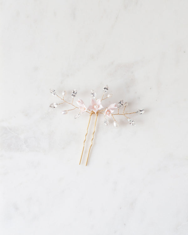 A close up view of Belle Fleur Hair Pin showcasing its blush flowers, pearls and crystals.