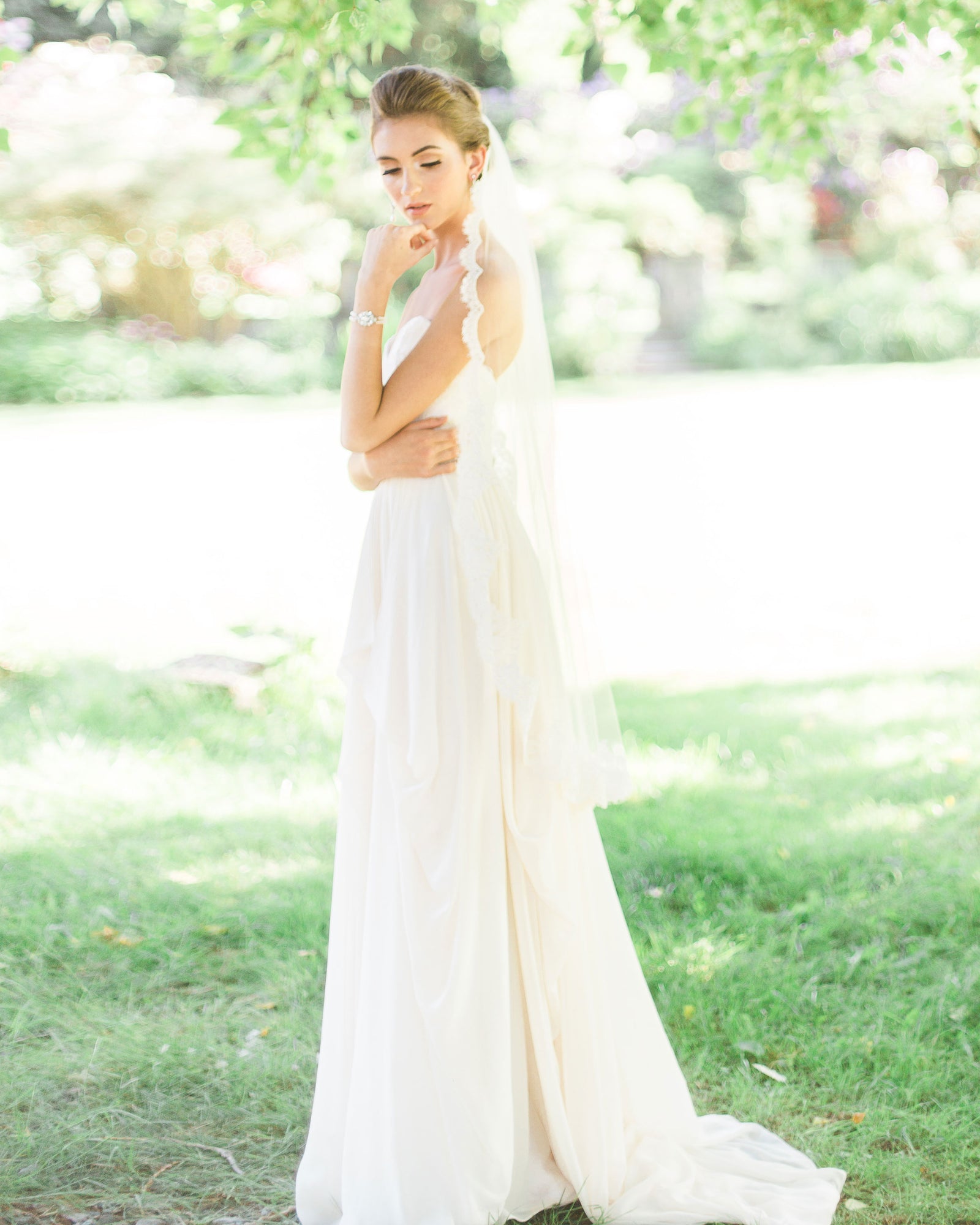 Magnolia Lace Fingertip Veil – Atelier Elise display picture 1