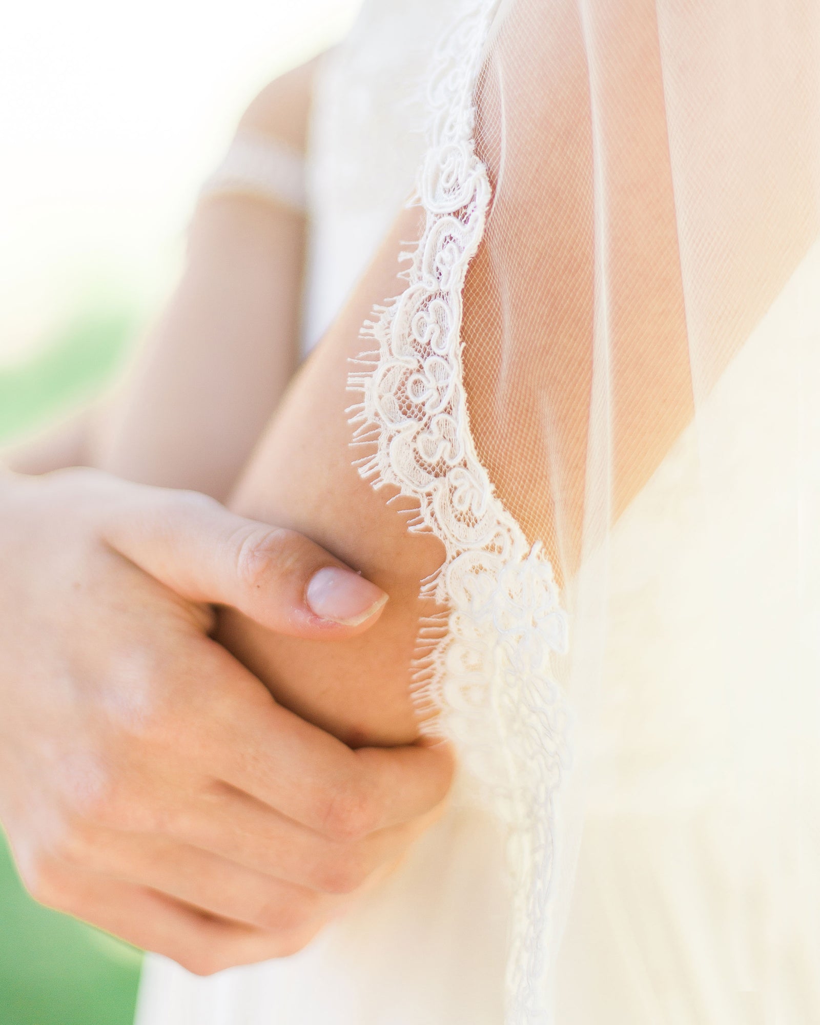 Magnolia Lace Fingertip Veil – Atelier Elise display picture 2