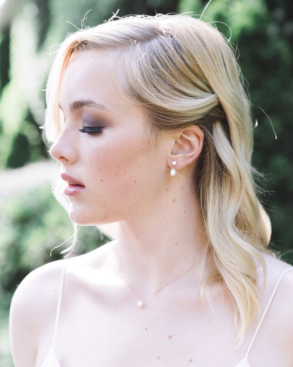 A bride wears a classic Teardrop Pearl Jewelry Set in rose gold.